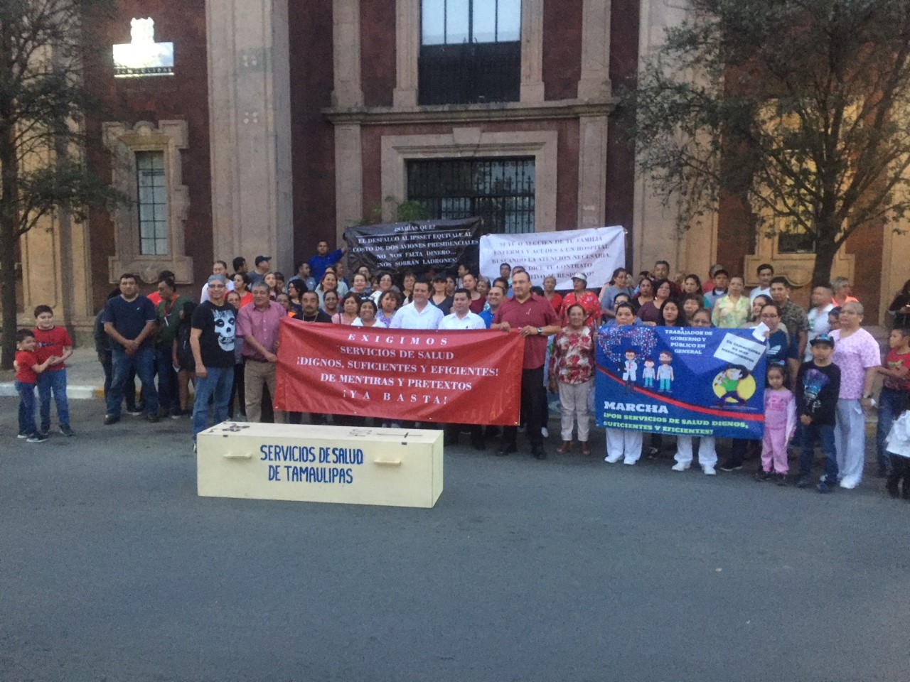 ‘Los pacientes están muriendo en nuestros brazos ¡Que renuncie Gloria Molina!’