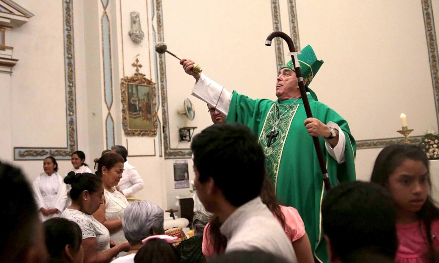 Por coronavirus sacerdotes darán a fieles hostia en la mano durante la comunión