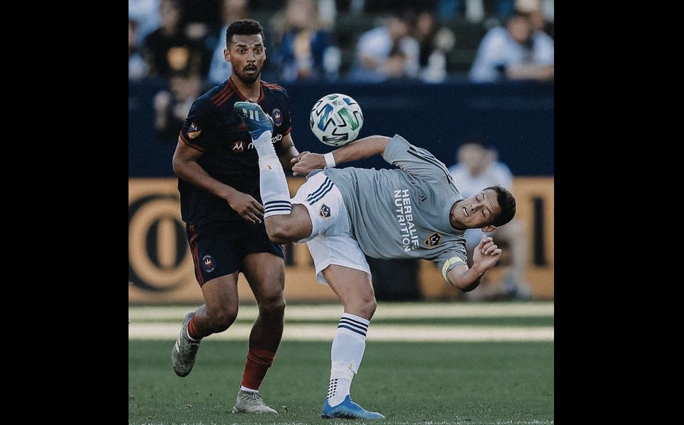 Chicharito levanta a la tribuna con jugadón y hace olvidar a Zlatan en LA Galaxy