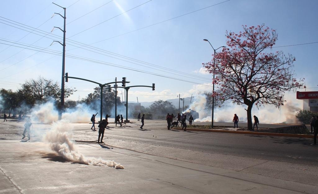 Policías de Chiapas reprimen a padres y normalistas de Ayotzinapa; 4 heridos