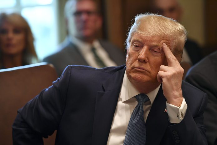 Trump defiende respuesta al coronavirus y acusa a medios de causar pánico