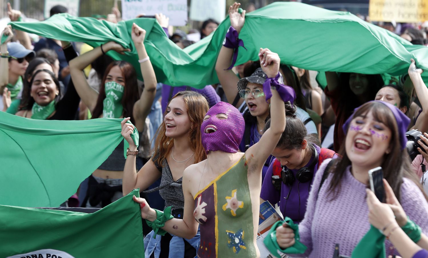 Miles de mujeres exhiben su fuerza en las calles de América Latina