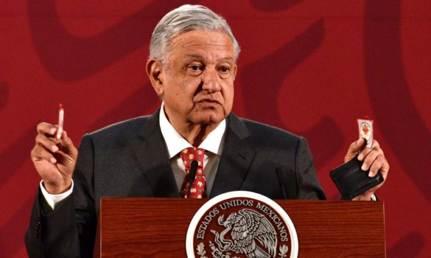 Usa AMLO imágenes del Sagrado Corazón de Jesús como escudo protector