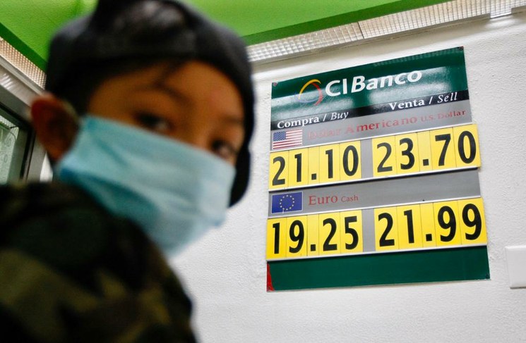 Cierra el peso mexicano en 23.93 por un dólar