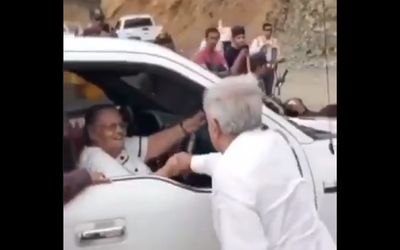 Dialoga AMLO con la madre de ‘El Chapo’ en La Tuna