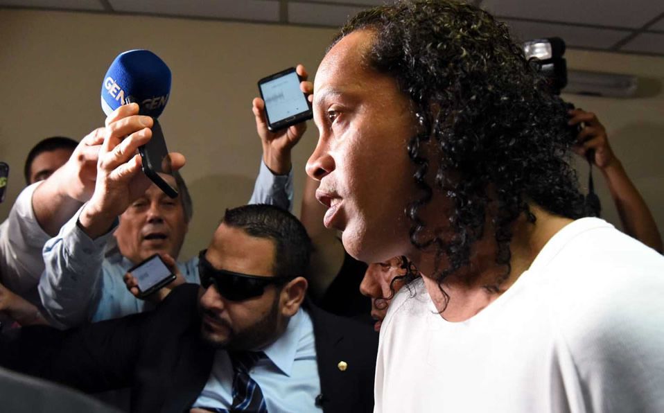 Ronaldinho hace una ‘carnita asada» dentro de la prisión en Paraguay