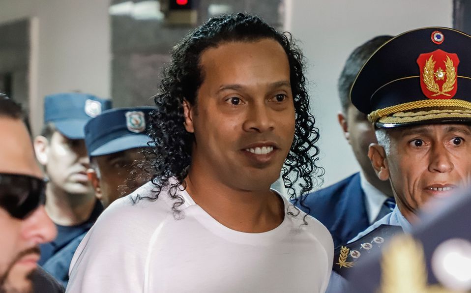 Revelan primera foto de Ronaldinho en la cárcel en Paraguay