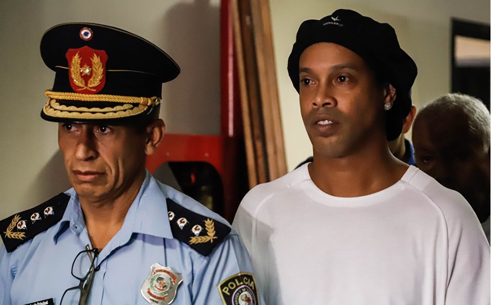 ‘Ronaldinho es tonto’; así defiende su abogado al astro por el delito de falsificación de documentos