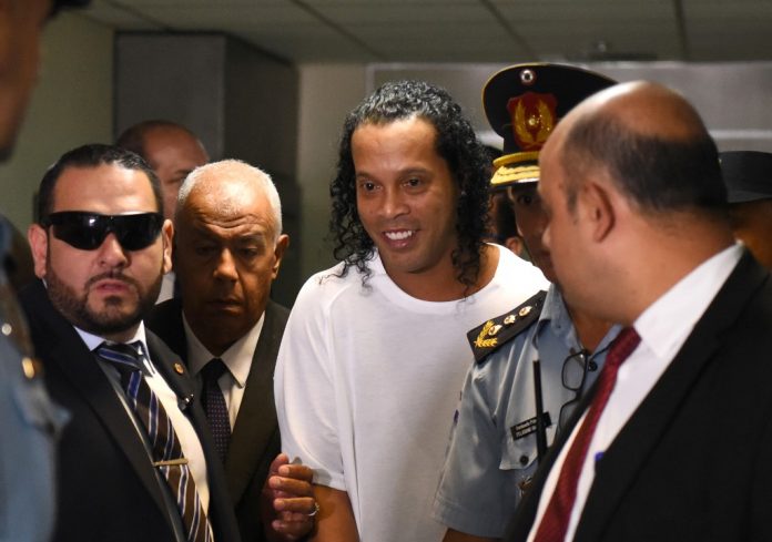 Ronaldinho sale de la cárcel de Paraguay y seguirá su proceso en un hotel
