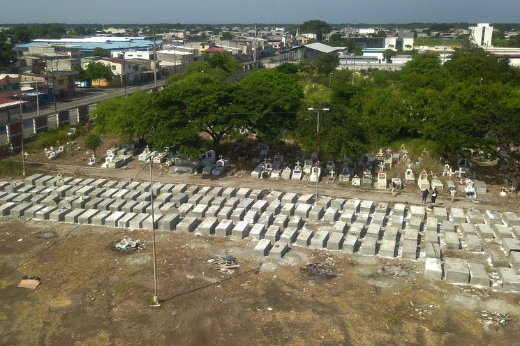 Militares y policías retiran 700 muertos por COVID-19  de casas de Guayaquil