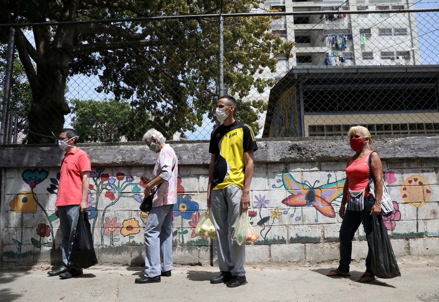Saqueos, protestas y colapso económico hacen crisis en Venezuela; el coronavirus se ceba en el interior
