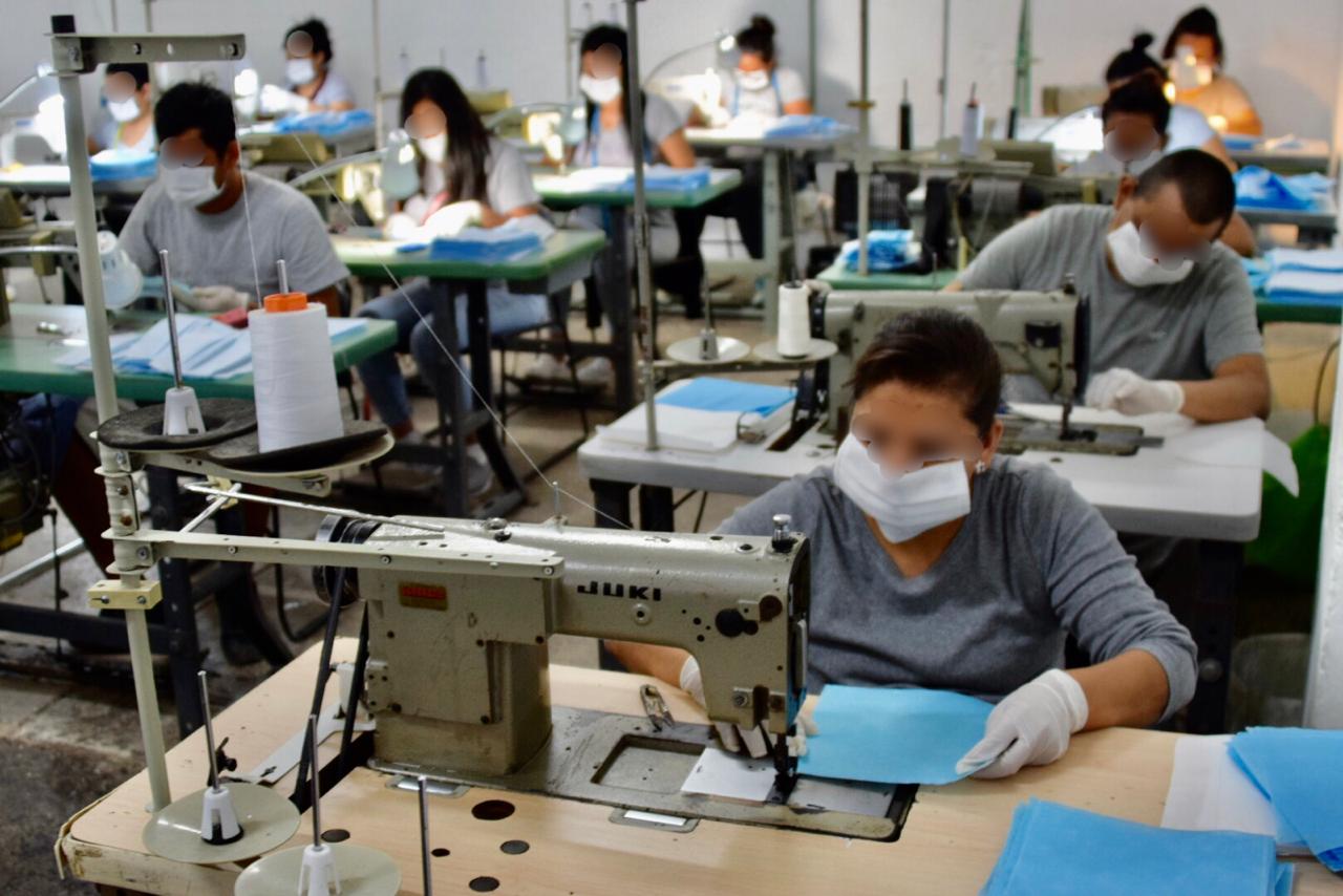 Internos del penal de Ciudad Victoria colaboran con producción de mil cubre bocas diarios
