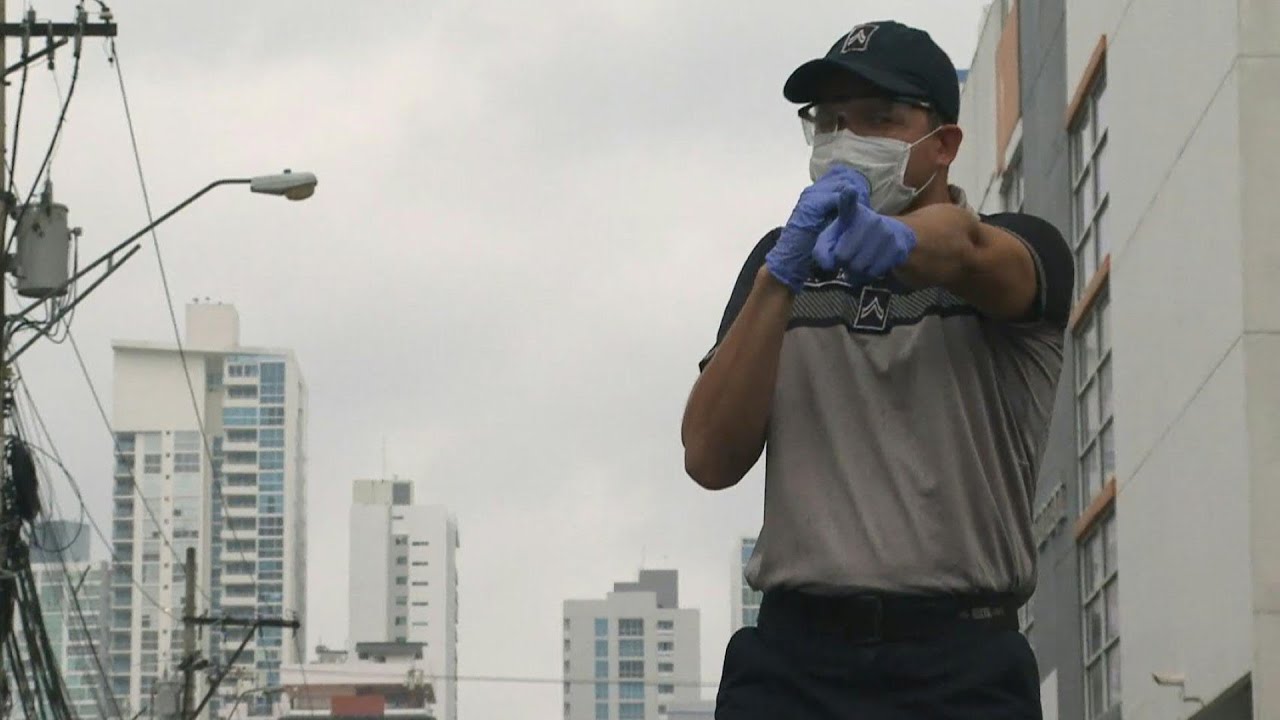 VIDEO | Policías de Panamá bailan y cantan para animar a la población en cuarentena
