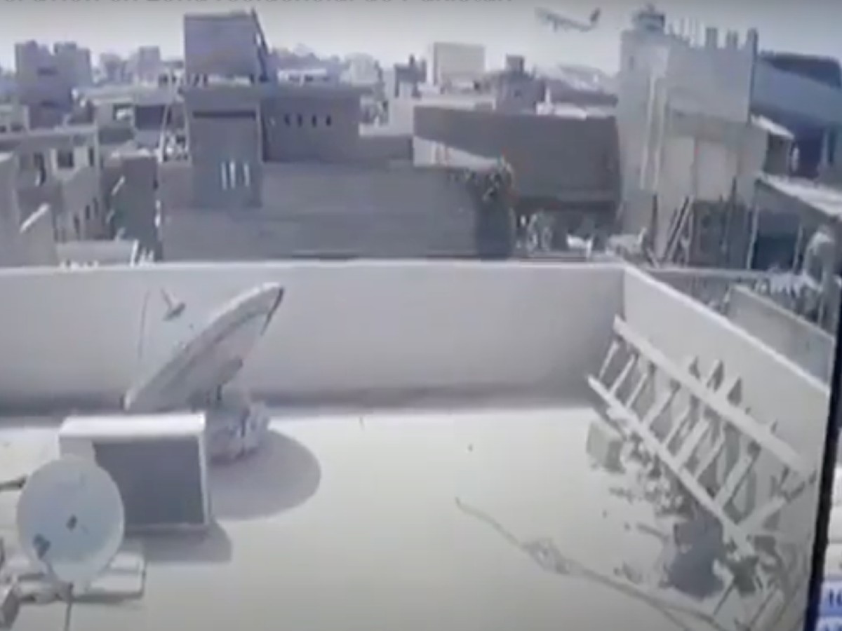 Captan cómo cayó el avión en zona residencial de Pakistán