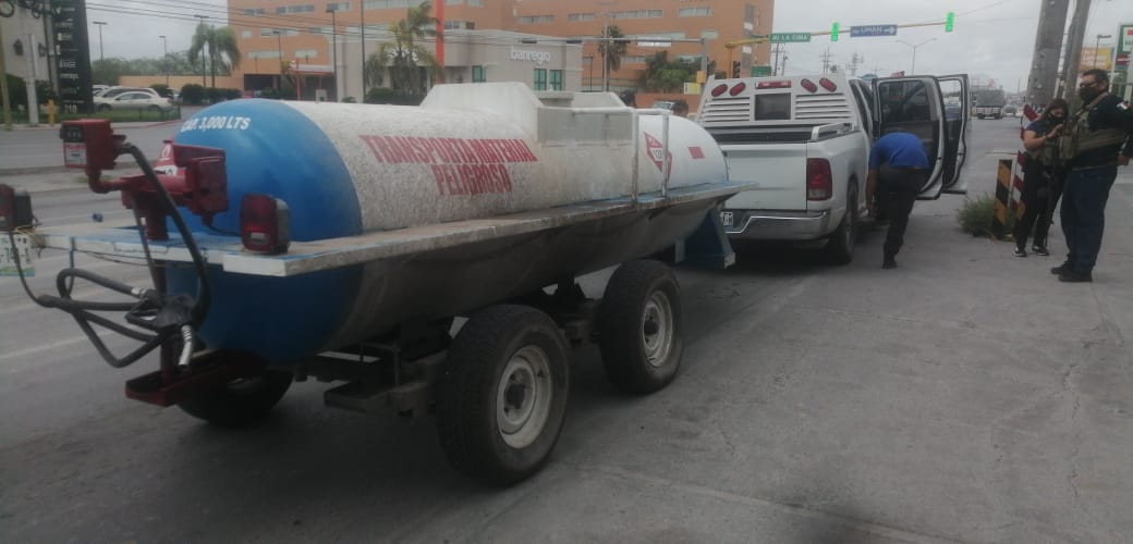 Policías de Tamaulipas detienen a 2 huachicoleros vendiendo el producto ‘bara bara’