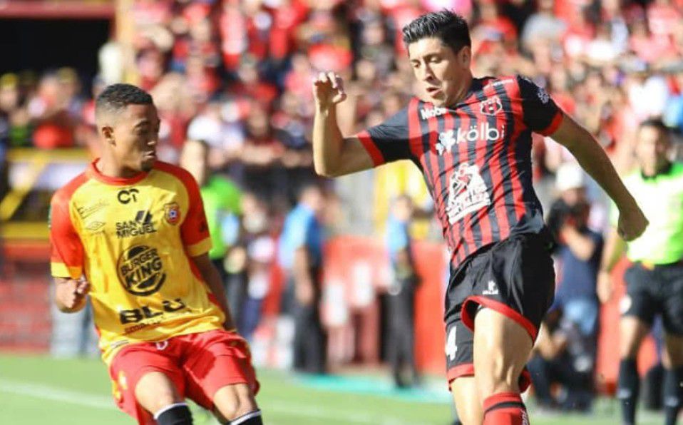 Vuelve el futbol en América; Costa Rica da luz verde para el 20 de mayo