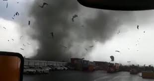VIDEO|Tornado atraviesa por Nuevo León acompañado de agua y granizo