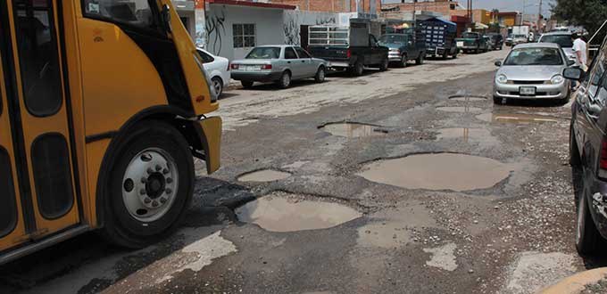 Entre ‘mentadas’ y baches microbuseros ruedan por Victoria cargando con culpas ajenas