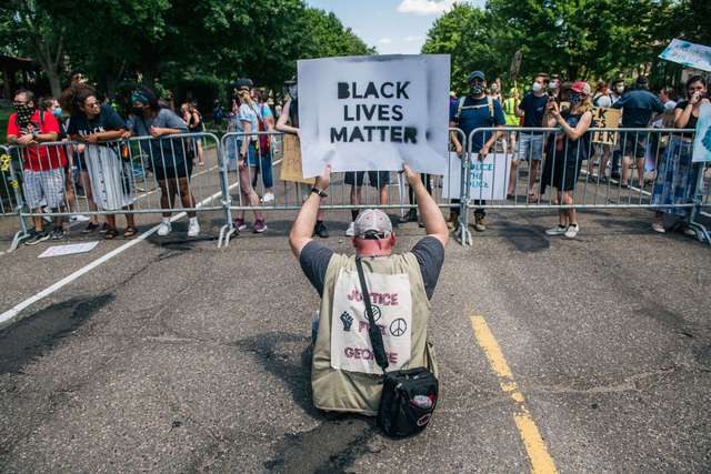 Donald Trump retuitea video de supremacista blanco y luego lo borra ante insultos