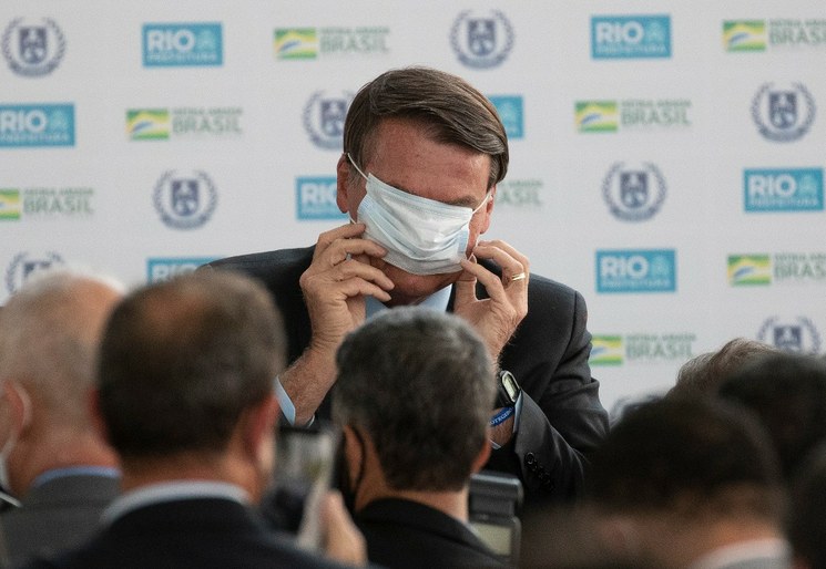 Presidente de Brasil amenaza con reventarle la boca a golpes a periodista de O Globo