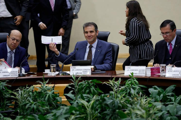 Lorenzo Córdova se quita la máscara y prohíbe mañaneras de AMLO en Coahuila e Hidalgo