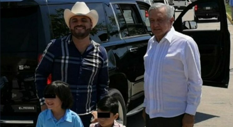 Acepta AMLO tomarse una selfie con ‘El Komander’ pero ‘a sana distancia’