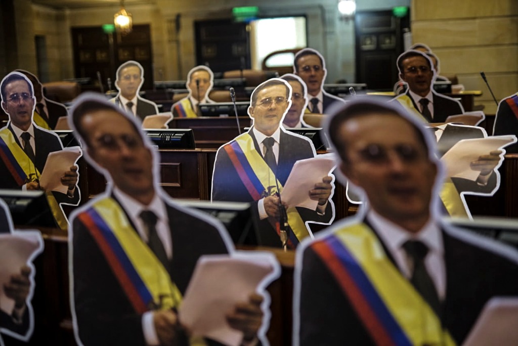 Ex presidente de Colombia renuncia al Senado porque está en arresto domiciliario
