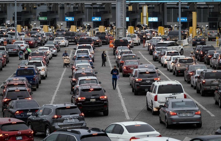 Amaga Trump con imponer una tarifa a autos que crucen de México a EU