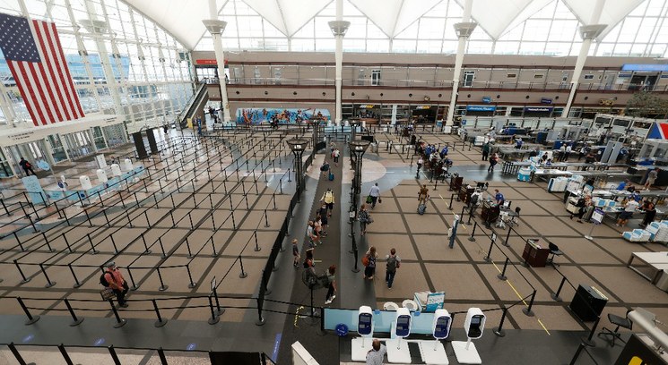Cancela EU su recomendación evitar los viajes al extranjero