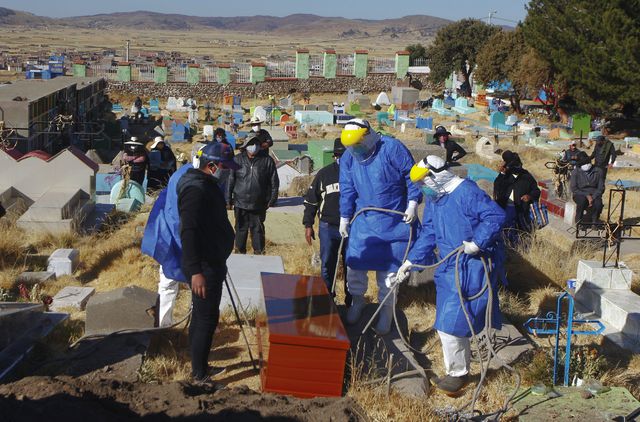 Usan en Bolivia tumbas clandestinas ante colapso de panteones por Covid-19