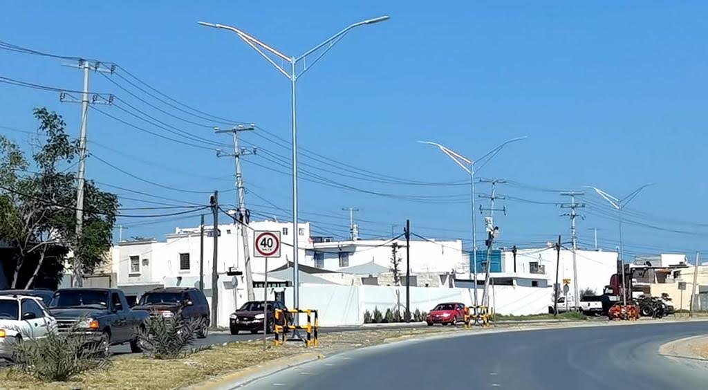 Lleva alcalde alumbrado público a más colonias de NLD