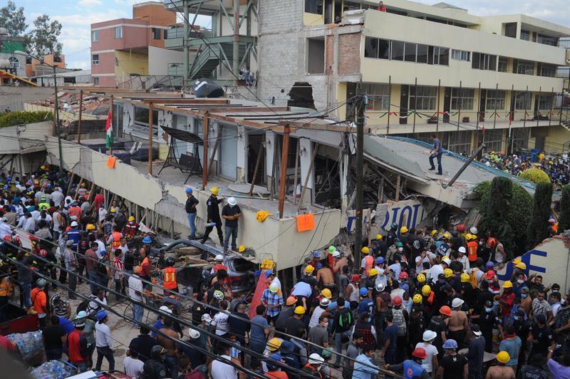 Condenan a 31 años de cárcel a dueña de colegio que se derrumbó durante temblor
