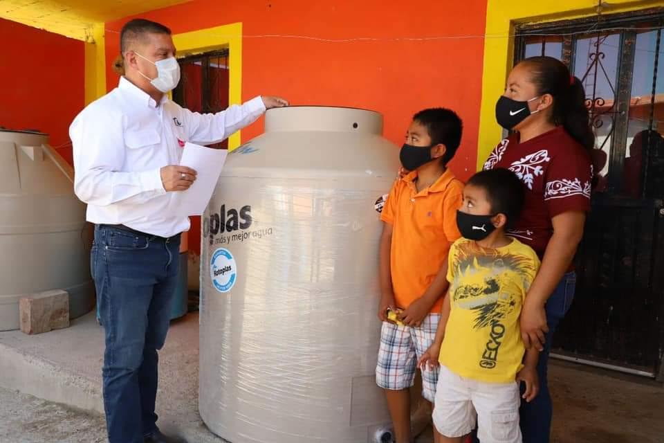 Entrega SEBIEN más de 50 tinacos subsidiados en Tula