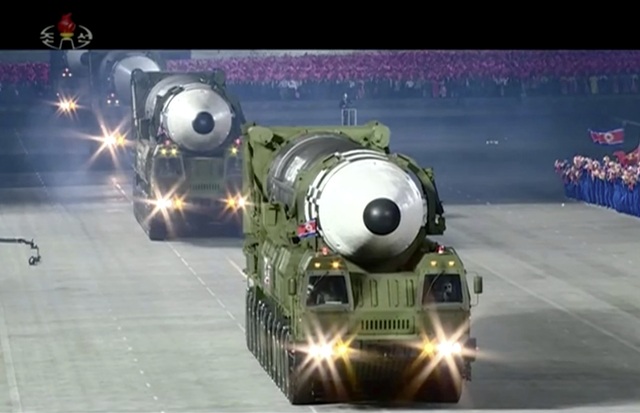 Advierten que misil gigante presumido por Norcorea en desfile es un desafío a Trump