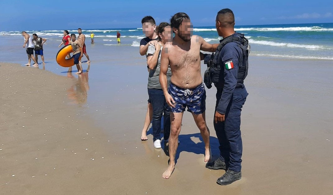 Con ayuda de pescador, policías de Tamaulipas salvan la vida a padre e hijo en playa de La Pesca