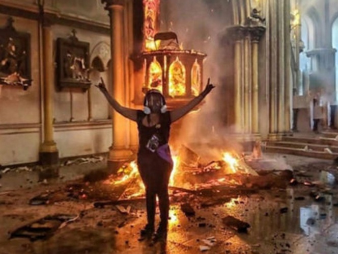 Manifestantes encapuchados saquean e incendian iglesias en Chile