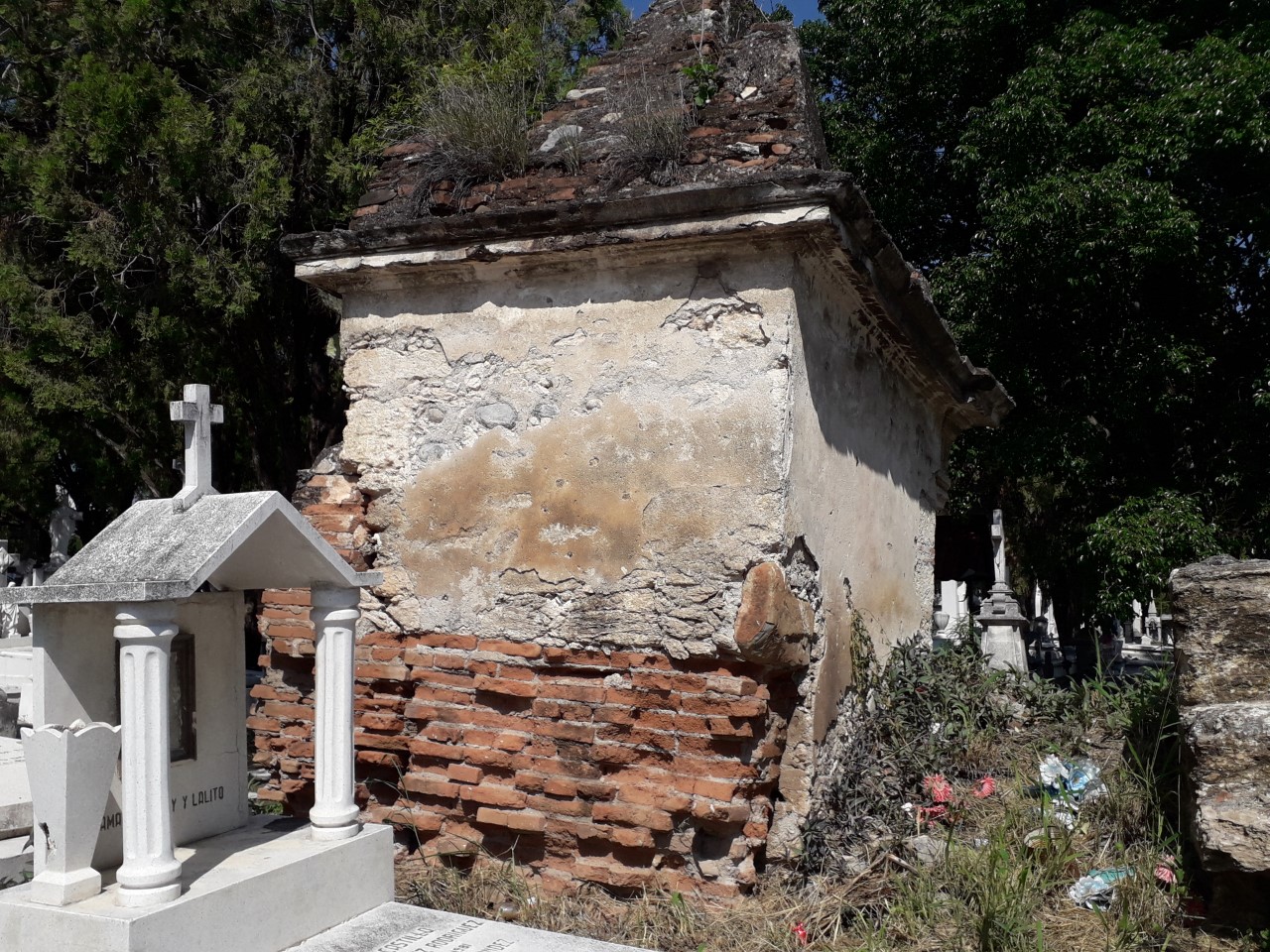 Sugiere cronista a alcaldía de Victoria sacar del olvido al histórico Panteón del Cero Morelos