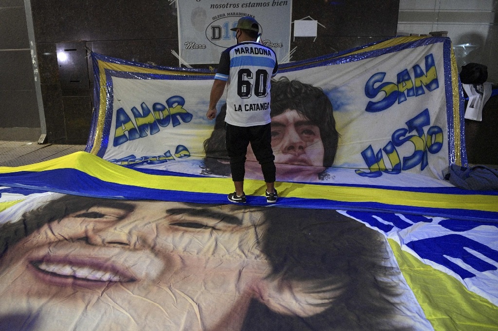 Practican con éxito una cirugía en la cabeza a Diego Armando Maradona