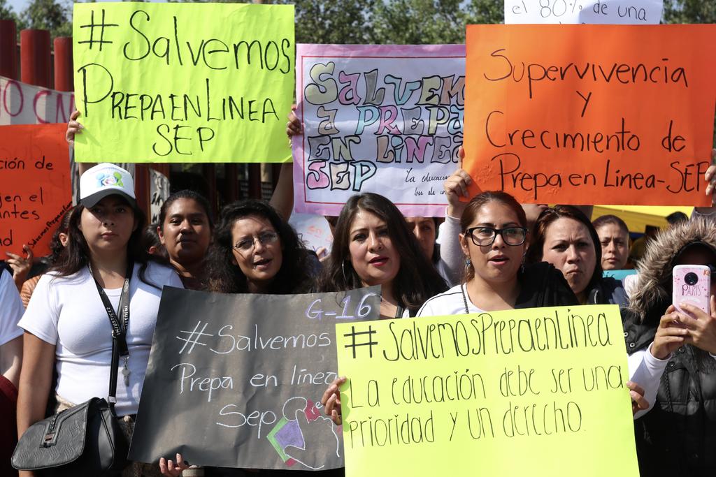 Docentes de Prepa en Línea afectados por subcontratación se suman a AMLO contra outsorcing