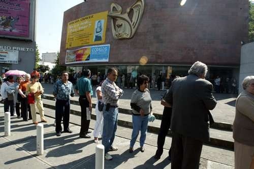 Aumentarán a $2 mil 700 las pensiones a adultos mayores y menores con discapacidad
