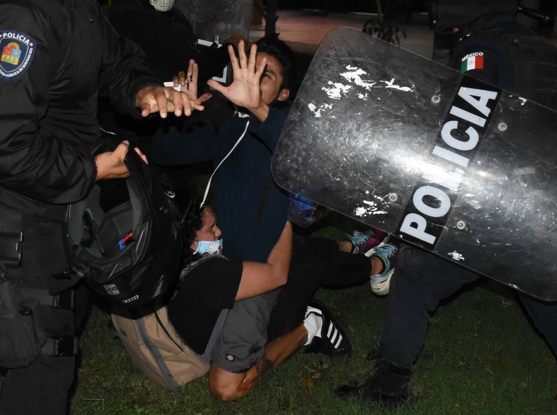 Policías de Cancún dispararon a manifestantes y no al aire; reportera recibió un balazo en la espalda