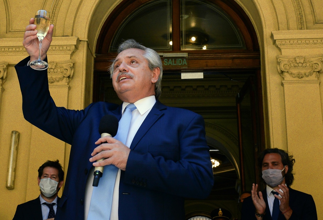 La derecha demanda al presidente de Argentina por ‘envenenar’ a la población con vacuna rusa