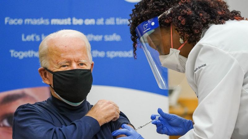 Recibe Joe Biden  primera dosis de vacuna de Pfizer y BioNTech  contra Covid-19