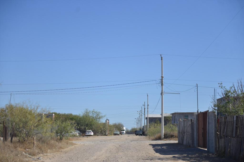 Instala el municipio red de  electrificación en San Roberto