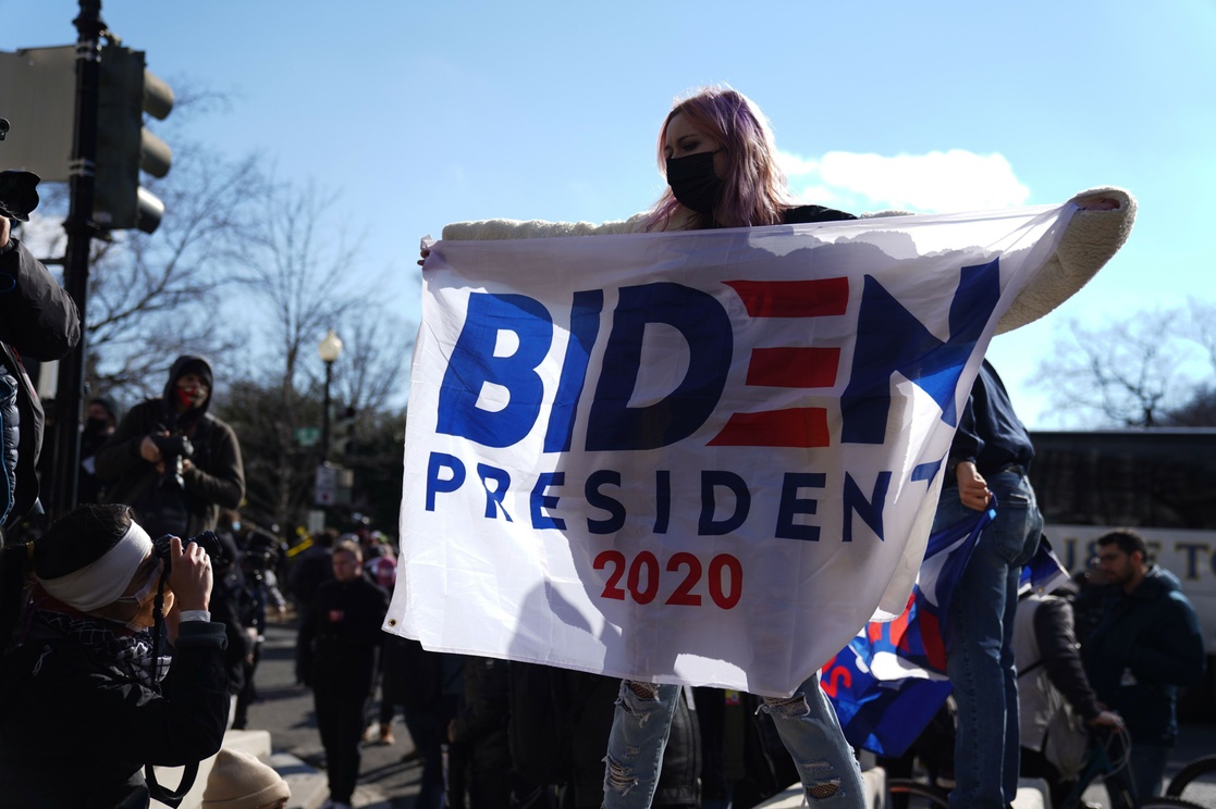 Se aprecia el peso 0.37 por ciento en el primer día de Biden como presidente de EU