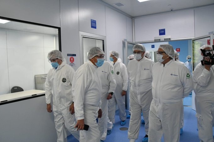 Presidente de Argentina visita laboratorios donde se envasa sustancia activa de vacuna AstraZeneca
