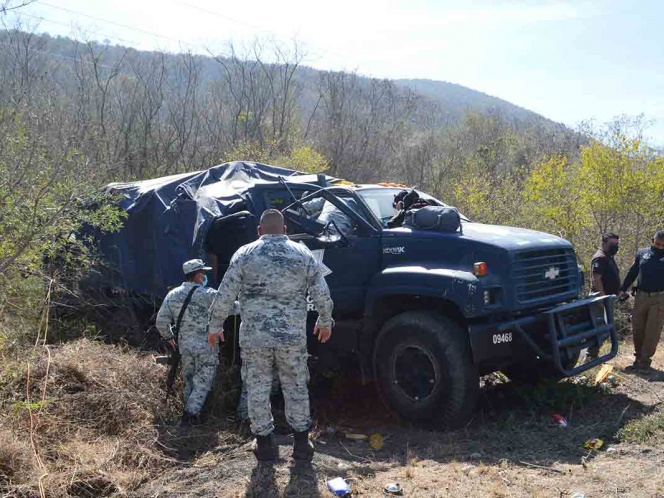 Volcadura de camión de la Guardia Nacional deja dos lesionados cerca de Ciudad Victoria