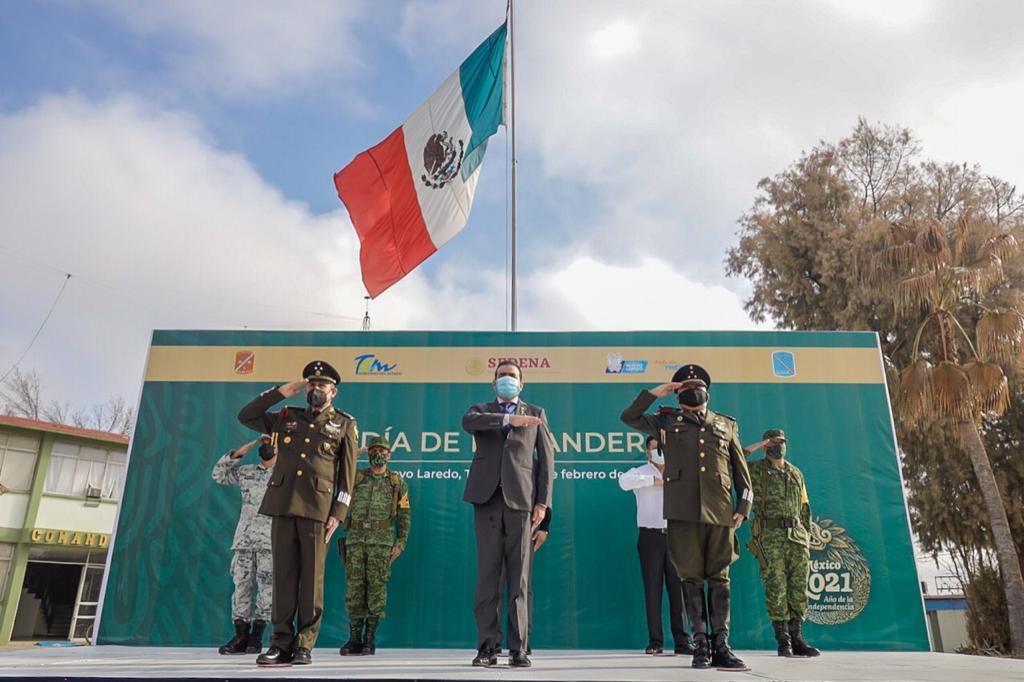 Alcalde de NLD y autoridades militares honran a la Bandera Nacional