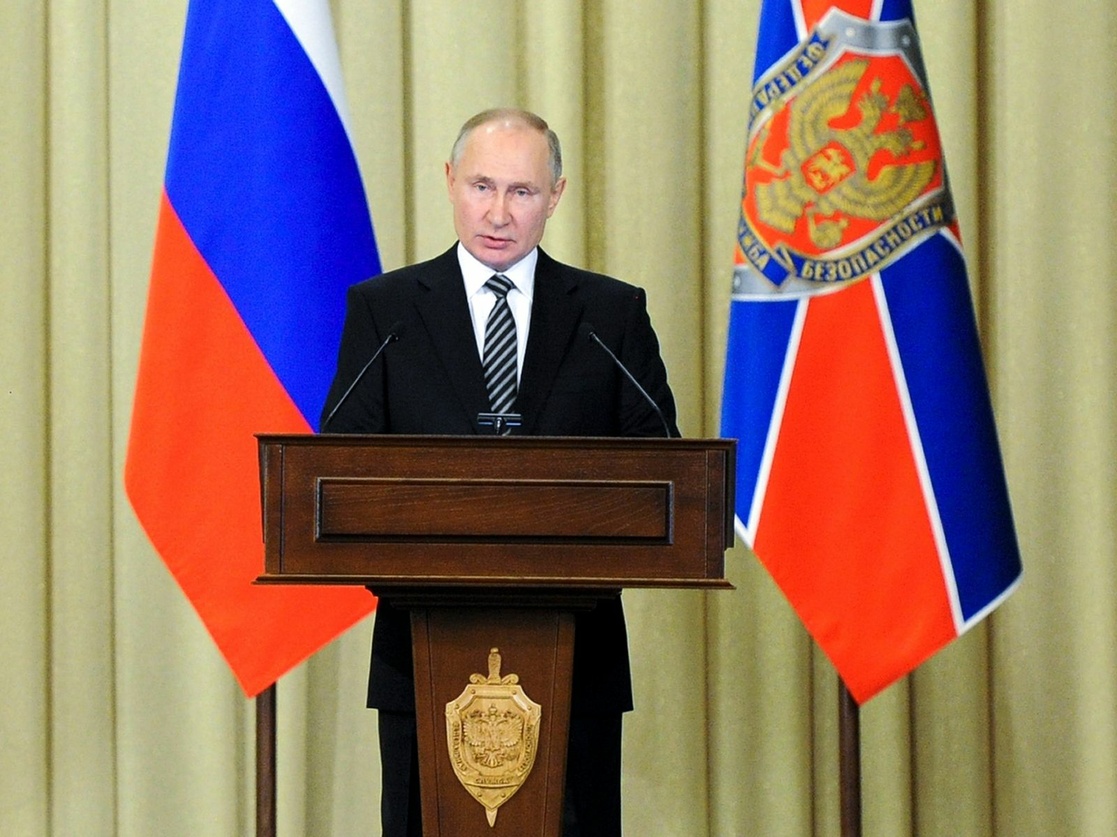Enoja a Vladimir Putin campaña adversa contra la vacuna Sputnik V
