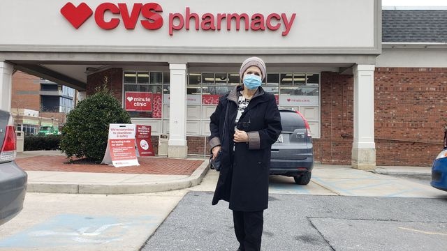 Farmacias de Estados Unidos empiezan a vacunar contra Covid a adultos mayores